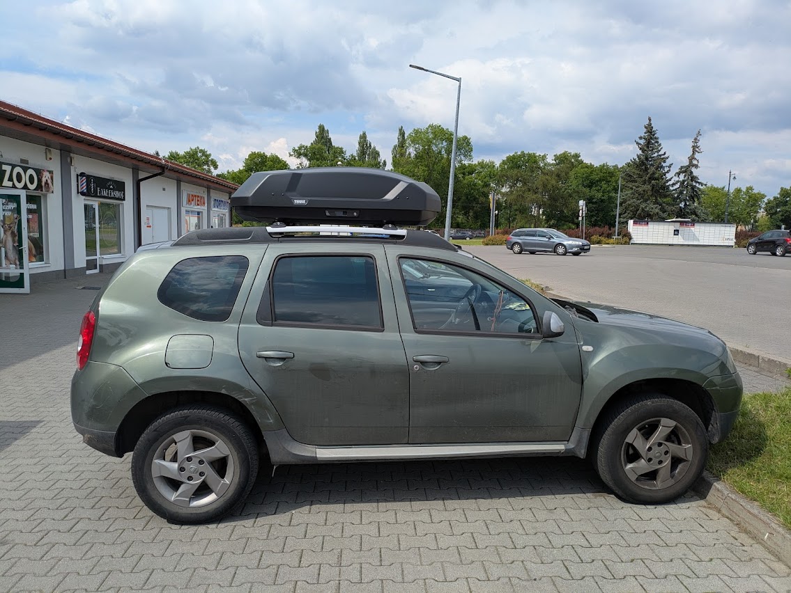Box dachowy Thule Force 3 S - widok boczny Dacia Duster